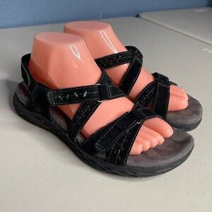 Earth Origins Adjustable Strap padded Sandal in black. Women size 7.